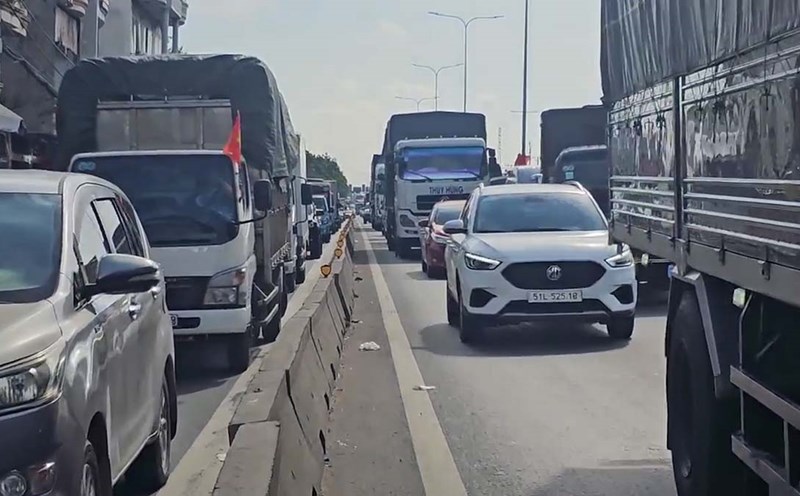 The congestion lasted for many kilometers due to a traffic accident between a container truck and a 4-seat car in Ho Chi Minh City.