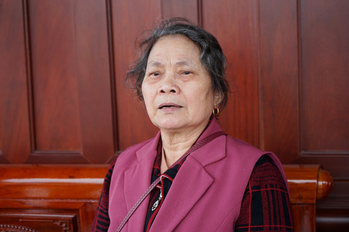 Ba Tran Thi Thai (o phuong Dong Huong, TP Thanh Hoa) nho lai ky uc ve tran bom ac liet nam xua. Anh: Quach Du
