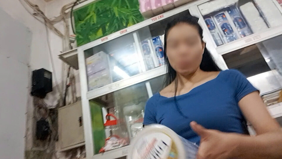 Nhan vien cang tin tai Benh vien Noi tiet Trung uong - co so Thai Thinh dang luc ngan tu o gian trong cua hang lay sua ban cho PV. Anh: Nhom PV.