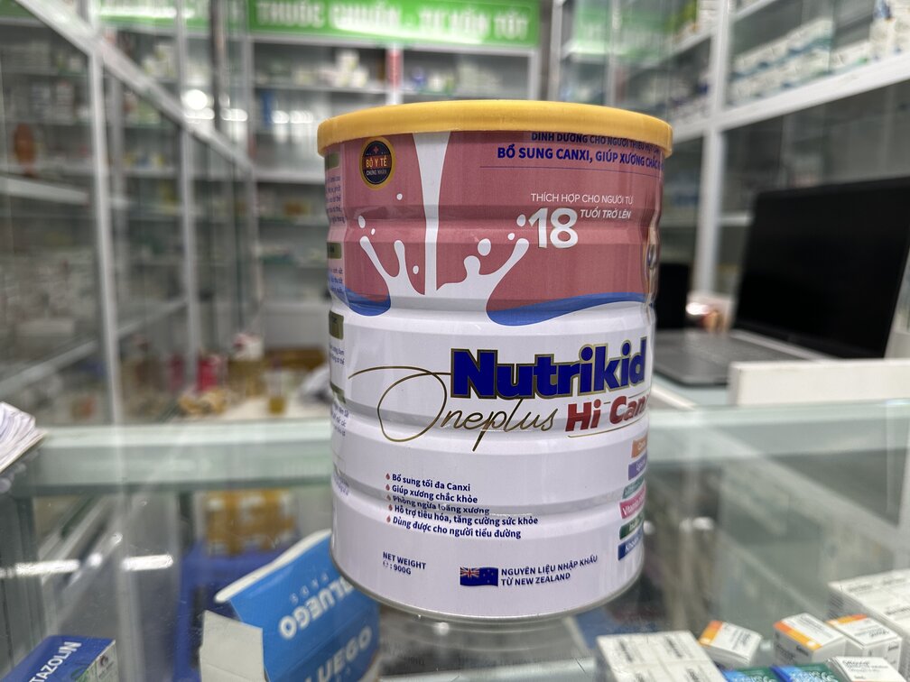 San pham sua Nutrikid Oneplus Hi Canxi ma nha thuoc Thao Nguyen dang ban cho khach hang. Anh: Nhom PV.  