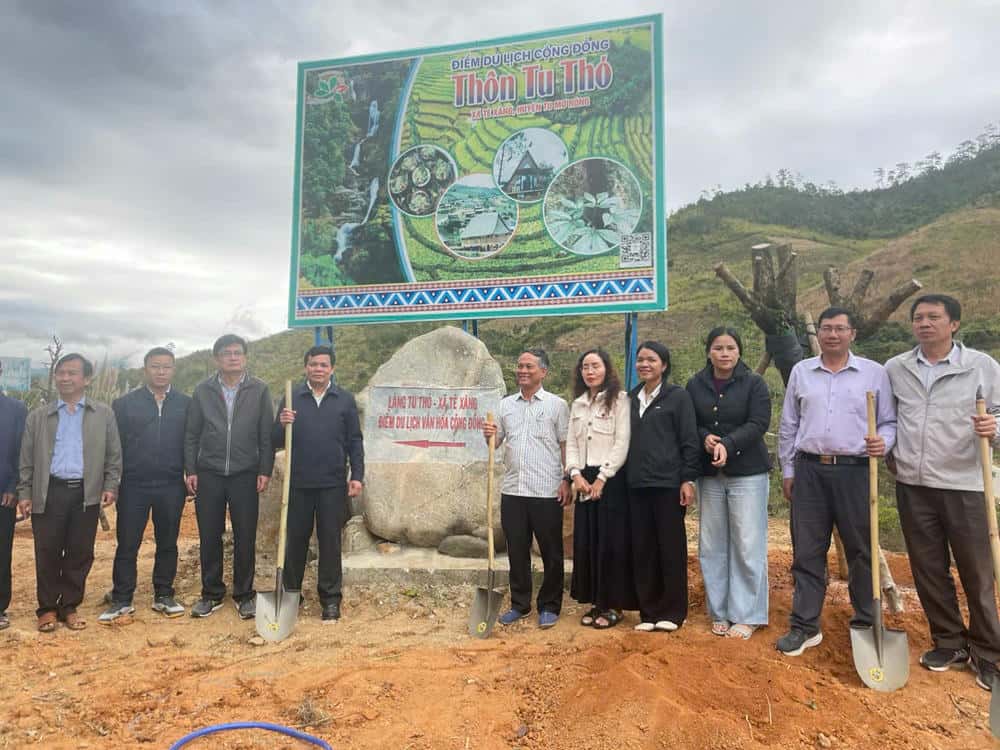 Lanh dao tinh Kon Tum tham lang du lich cong dong Tu Tho moi thanh lap. Anh: Thanh Tuan
