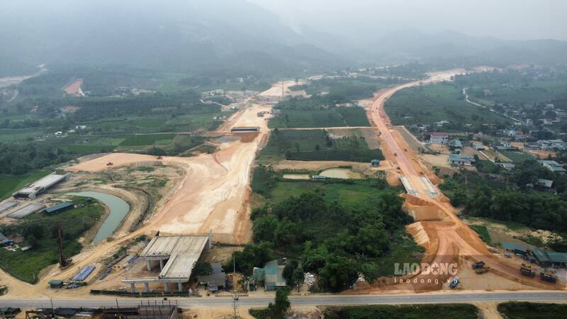 El proyecto de la ruta de la corriente mineral de My Lam (derecha) esta acelerando la construccion. Imagen de Lam Thanh