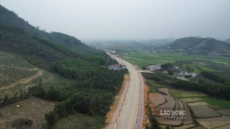 Trong khi do da phan chieu dai doan tuyen da co ban hoan thanh, trai tham nhua va cac hang muc phu tro. Anh: Lam Thanh