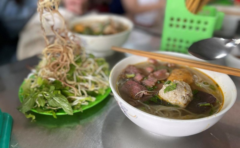 Bun bo Hue conquers domestic and international diners. Photo: Nguyen Dat