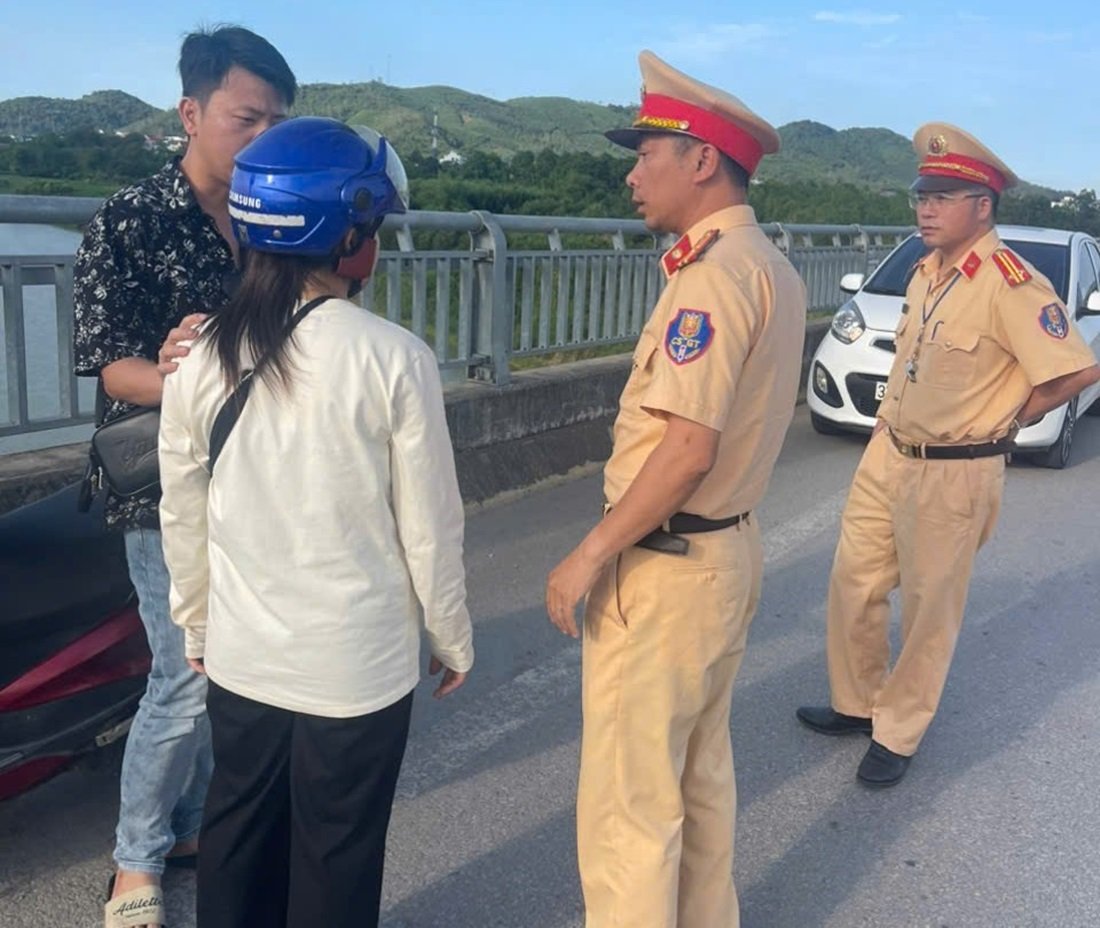 La Policia Nacional de Taihua y la poblacion detuvieron a una mujer que se suicido saltando del puente. Imagen: El diamante ingles