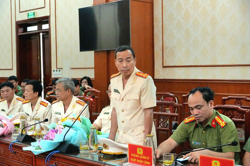 Lieutenant Colonel Nguyen Van Quang (Vinh Phuc Provincial Police) - representative of the officers receiving early retirement decisions expressed his feelings. Photo: Vinh Phuc Provincial Police