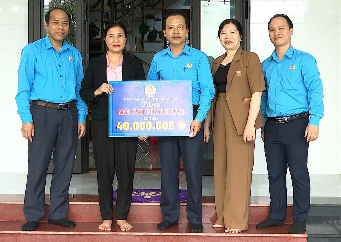 Union members received a Trade Union Shelter. Photo: My Hanh