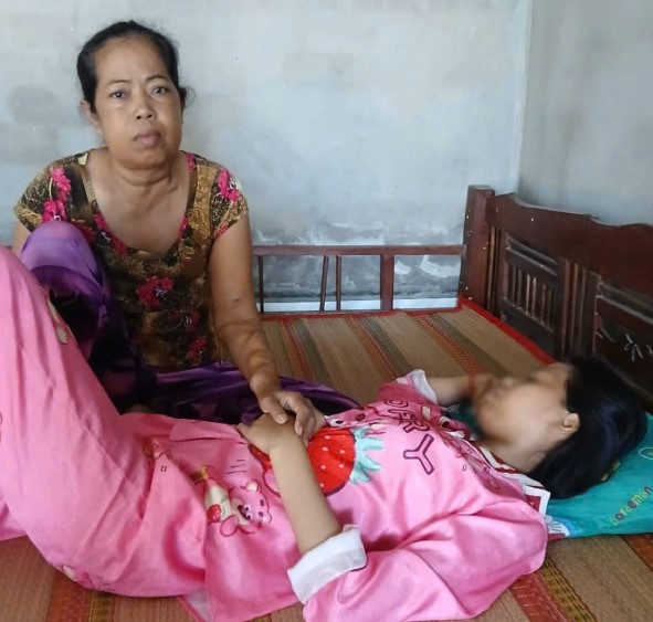 Ms. Tuyet's husband has to work hard as a bricklayer to earn money to take care of his family and treat his wife and children. Photo: Provided by the locality
