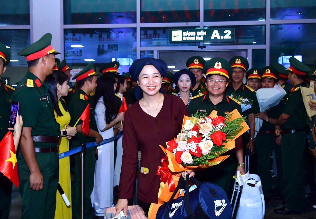 Forces under the Quang Tri Provincial Military Command completed their mission to participate in the parade, and were welcomed when they returned. Photo: Ba Hieu