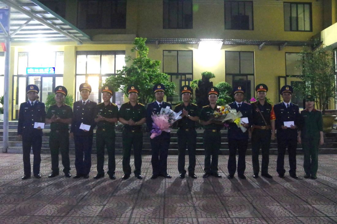 Luc luong tham gia dieu binh, dieu hanh tro ve ga Dong Ha duoc Bo Chi huy Quan su tinh Quang Tri don tiep, tang qua dong vien. Anh: Ba Hieu