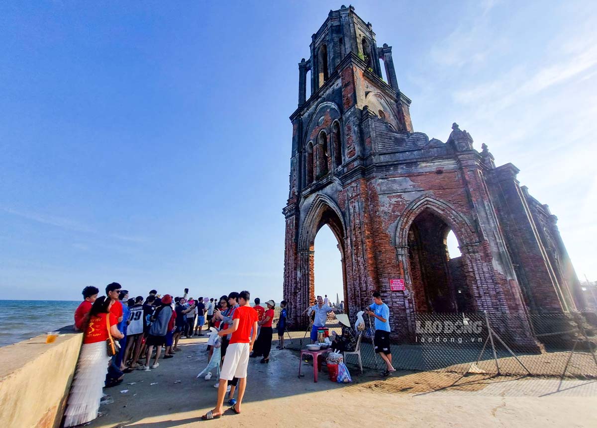 The collapsed church (Hai Ly commune, Hai Hau district, Nam Dinh province) was crowded with people coming to avoid the hot holidays of April 30 and May 1. Photo: Ha Vi
