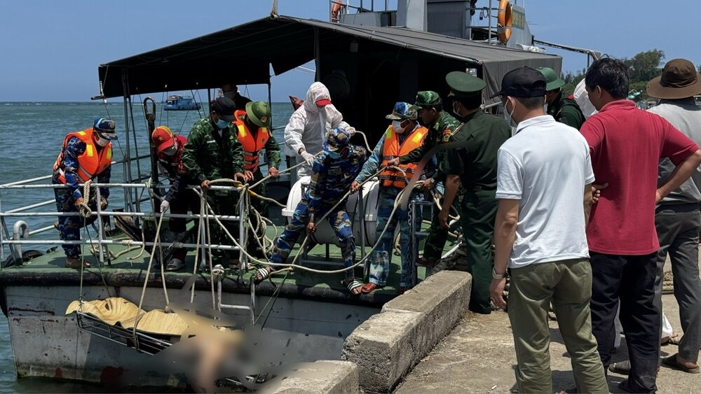 Rescue forces brought the drowning victim's body to the boat. Photo: Van Tanh.