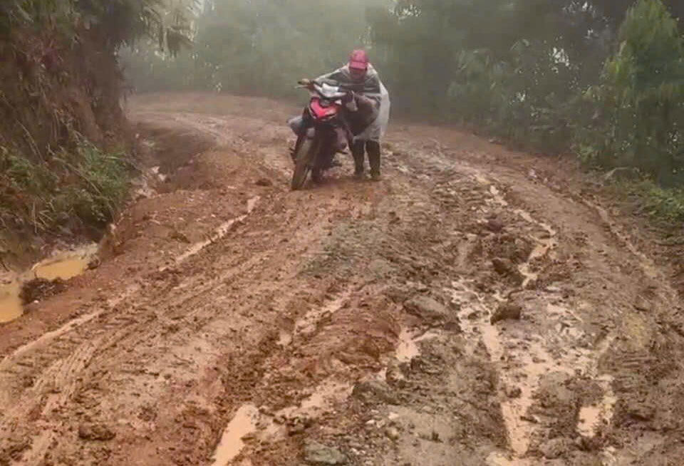Sau moi tran mua lon, cung duong cang tron truot, kho di nen giao vien phai dat bo xe. Anh: GVCC