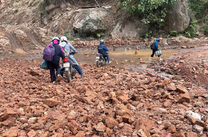 De den truong, giao vien vung cao het leo deo lai loi suoi. Viec truot nga xay ra nhu com bua.