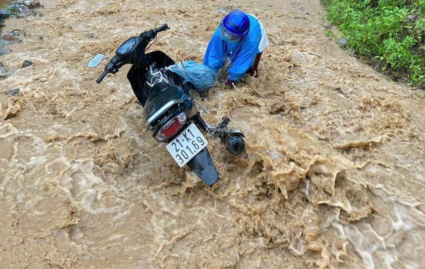 De den truong, giao vien vung cao het leo deo lai loi suoi. Viec truot nga xay ra nhu com bua.