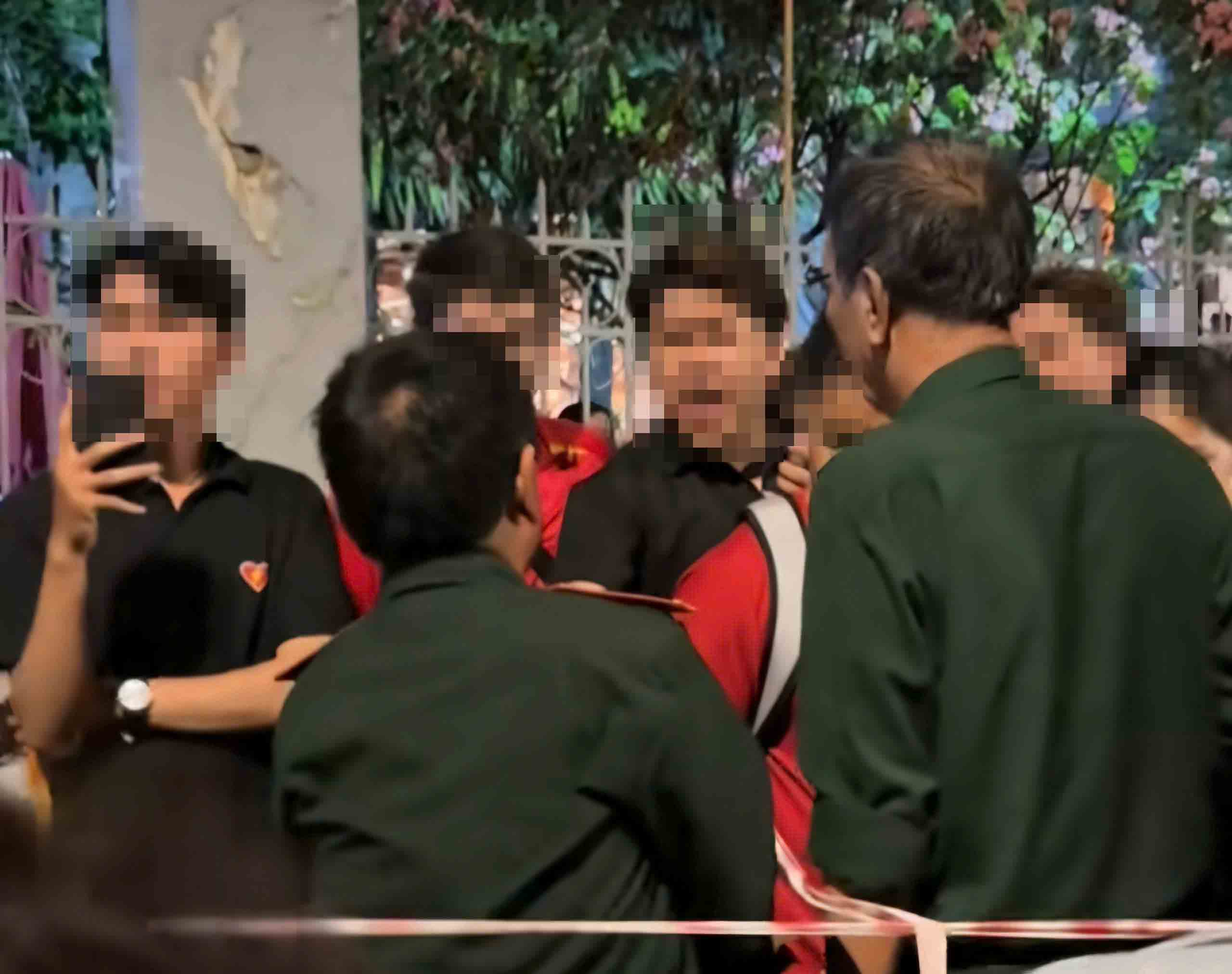 Imagen de algunos estudiantes con actitudes inapropiadas para los veteranos. Foto: Cortado el video