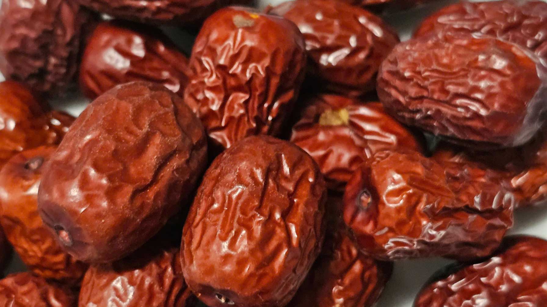 Dried fruits with sweeteners can hinder weight loss. Photo: Han Nghien