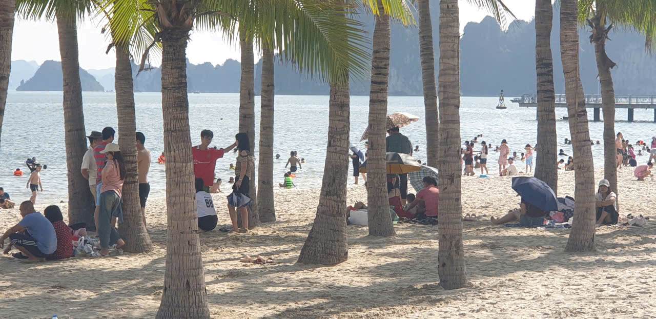 Los dias festivos, las playas de Hon Gai, Ha Long, provincia de Quang Ninh siempre atraen a muchos turistas. Imagen de Nguyen Hung