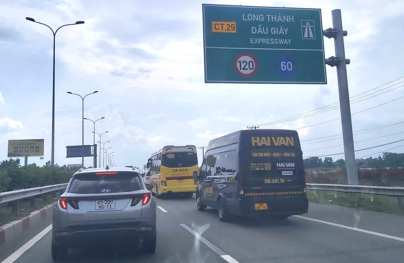 La cola de vehiculos se extiende por la autopista HCMC - Long Thanh - Doi Giay. Foto: La gente lo ofrece