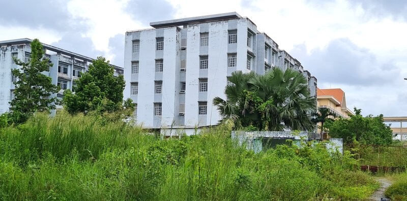 El dormitorio de estudiantes en la ciudad de Bajor fue terminado y abandonado durante años. Imagen de un lago en Japon