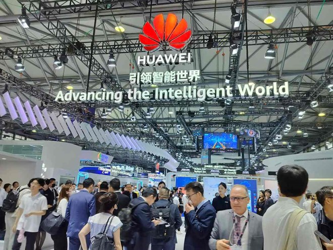 Huawei has successfully developed its own operating system, inspiring hometown companies such as Xiaomi. Photo: Nguyen Dang