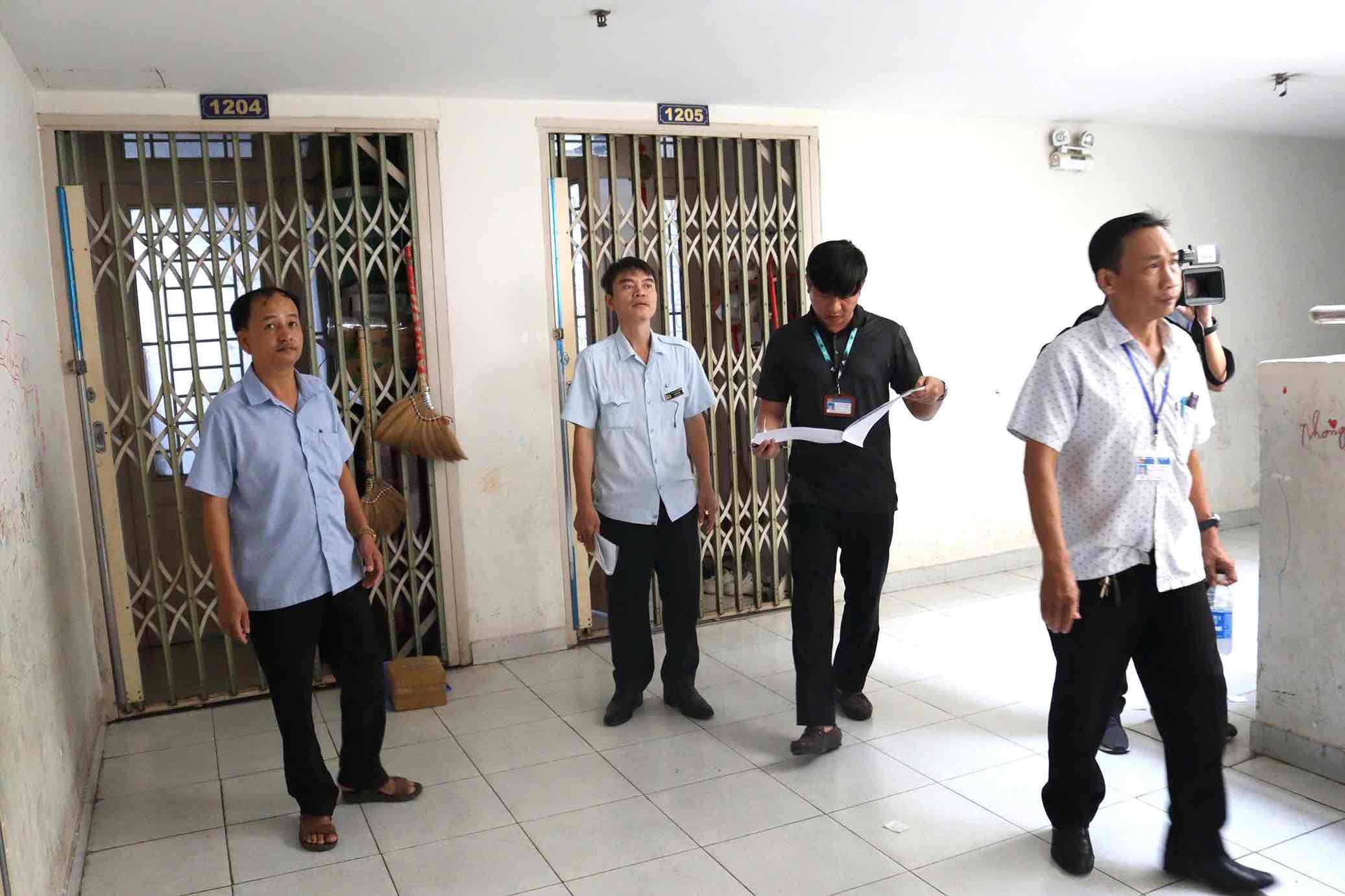 The Inspectorate of Dong Nai Department of Construction inspected the A2 social housing apartment block, Quang Vinh ward, Bien Hoa city, Dong Nai. Photo: HAC