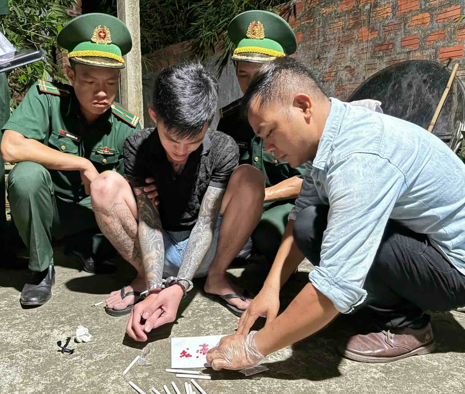 Bắt đối tượng tàng trữ chất ma tuý ở Huế. Ảnh: Ngọc Bình