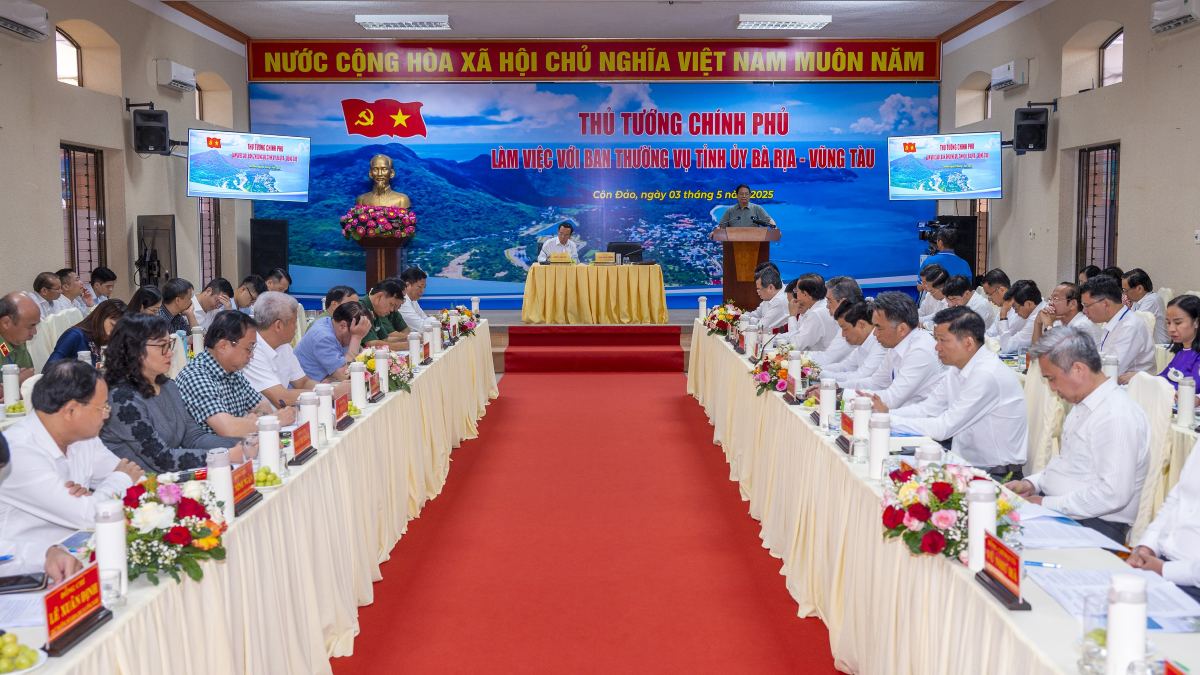 Quang canh buoi lam viec voi tinh Ba Ria - Vung Tau tai Con Dao. Anh: