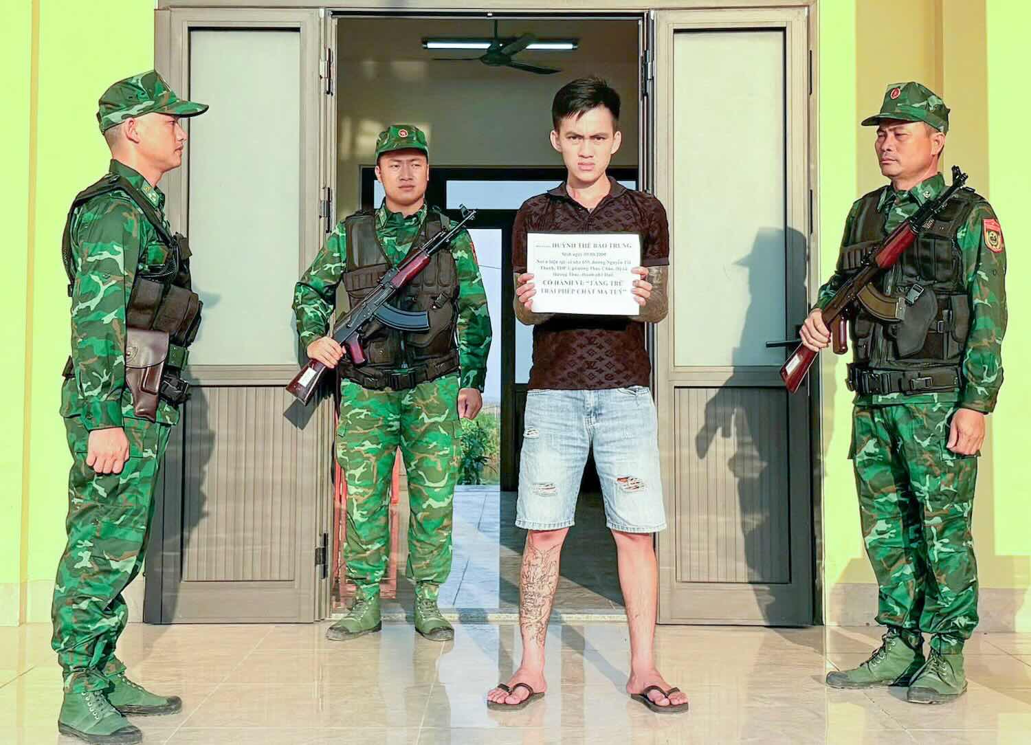 Un joven de Hue fue arrestado por posesion de drogas. El hombre de las perlas