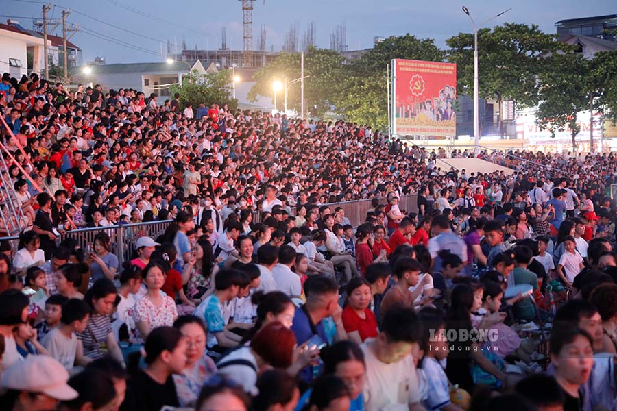 Thousands of spectators were present at Dien Bien Provincial Stadium. Photo: Quang Dat