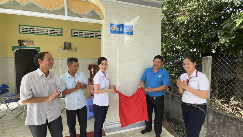 Workers are happy to receive support from the Trade Union Shelter. Photo: Hoang Loc