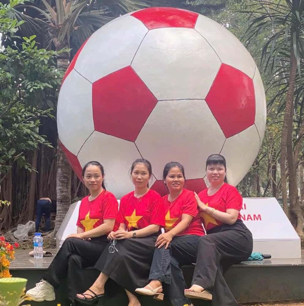 Du khach chup hinh truoc hinh tuong trai bong da dat trong khuon vien. Anh: Tuan Anh