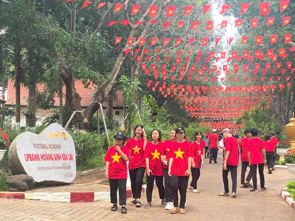 Con sus brillantes banderas, el Centro de Entrenamiento de la Fuerza del Dragon atrae a multitud de turistas. Foto: El Reino Unido