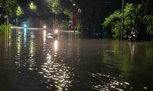 Mưa lớn khiến nhiều tuyến đường ở Bình Dương bị ngập nước cục bộ. Ảnh: Đình Trọng