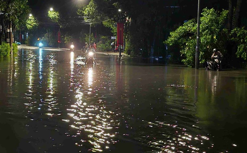 Heavy rain caused many roads in Binh Duong to be partially flooded. Photo: Dinh Trong