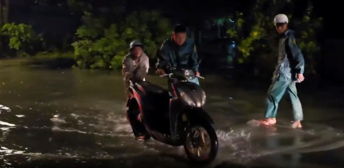 Xe bi chet may, nguoi dan phai day qua doan ngap nuoc. Anh: Dinh Trong