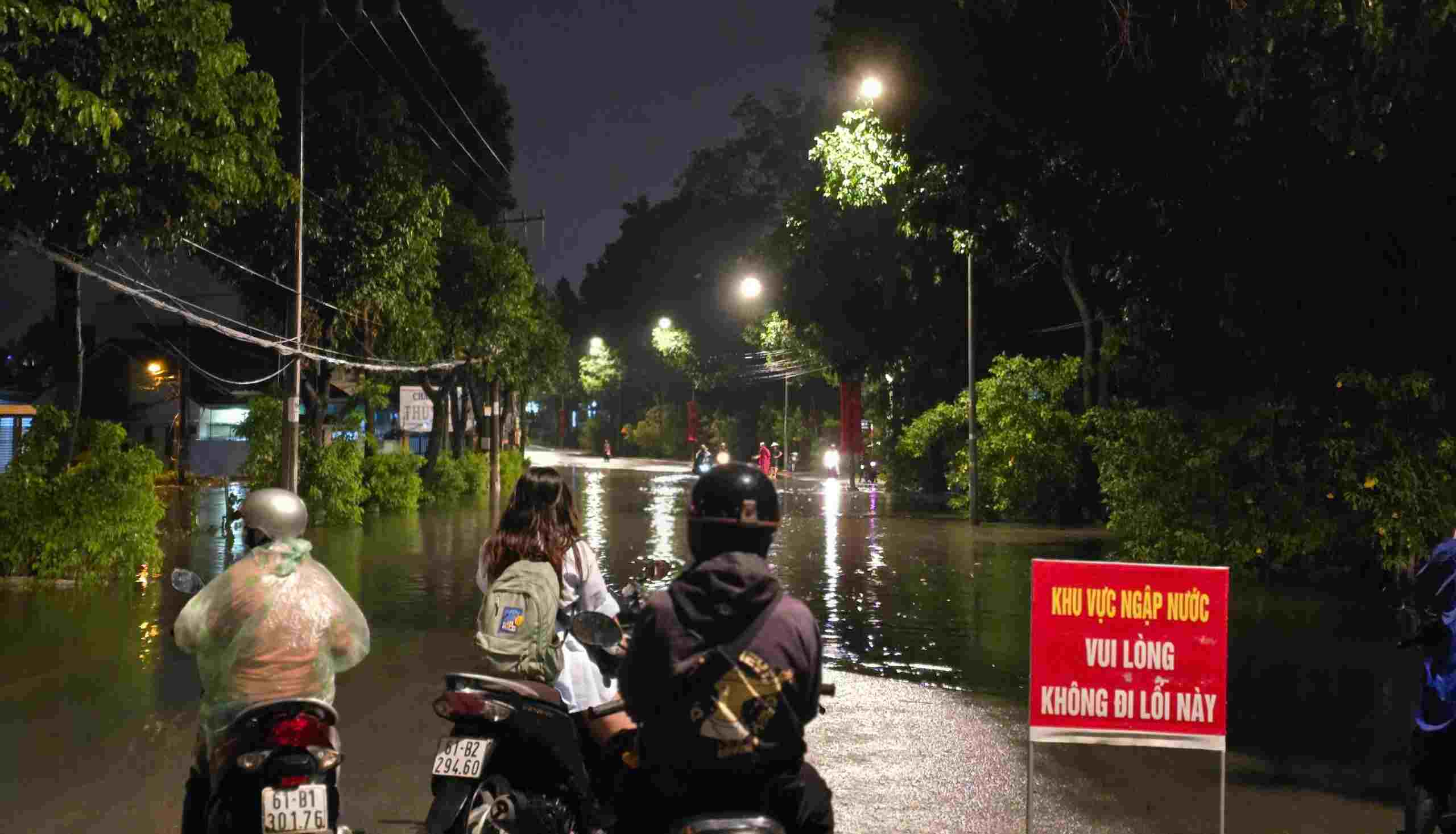 Co quan chuc nang huong dan khuyen cao nguoi dan tam thoi khong di qua doan ngap nuoc. Anh: Dinh Trong