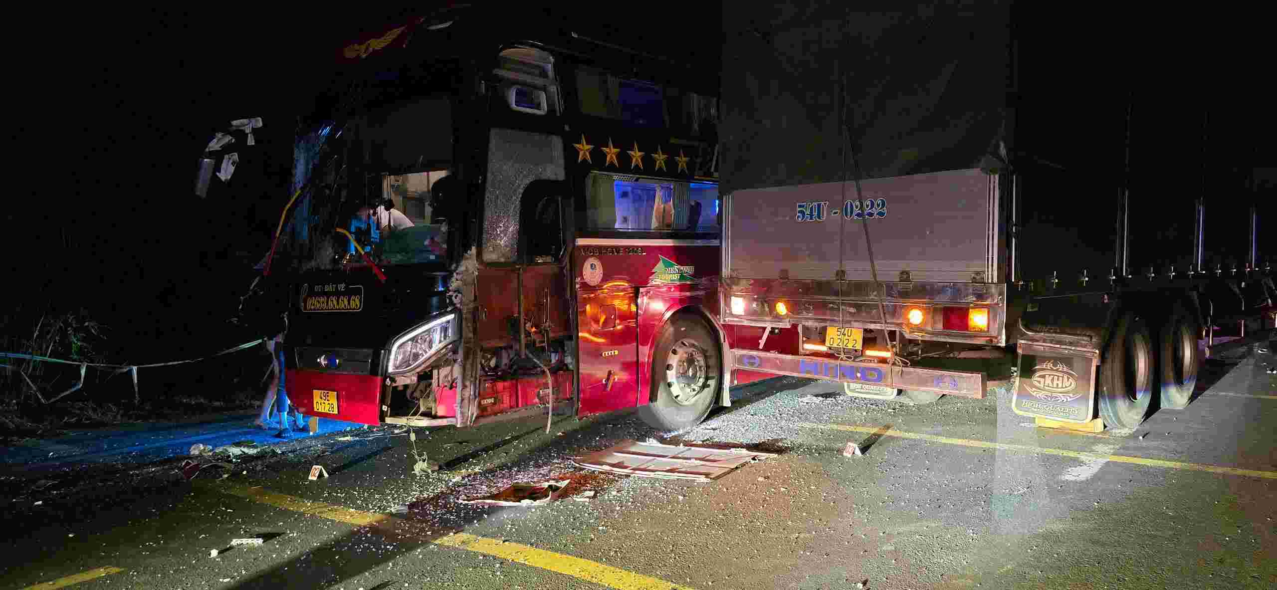 The scene of the traffic collision that caused serious congestion on National Highway 20. Photo: Lam Hong
