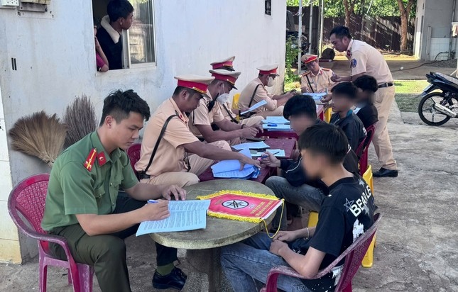 Lực lượng chức năng làm việc đối nhóm thanh thiếu niên tụ tập chuẩn bị tổ chức đua xe. Ảnh: Minh Quỳnh