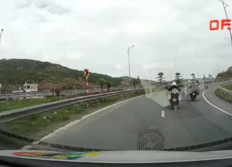 Thông tin về đoàn mô tô phân khối lớn (phía trước ô tô con) đi vào cao tốc Hải Phòng - Móng Cái được thành viên nhóm OFFB chia sẻ trên mạng xã hội.