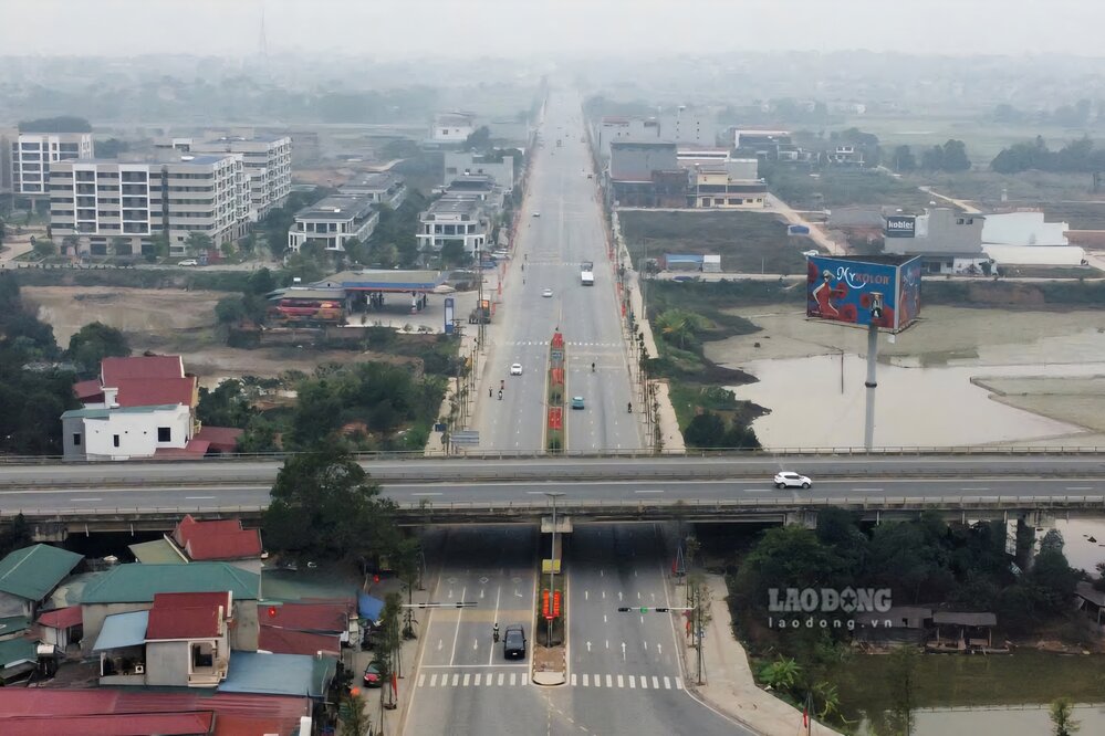 Tuyen duong Hung Vuong (hay con goi la duong 35 met) qua dia phan xa Ha Loc (phia xa la xa Van Lung va phuong Hung Vuong). Anh: To Cong.