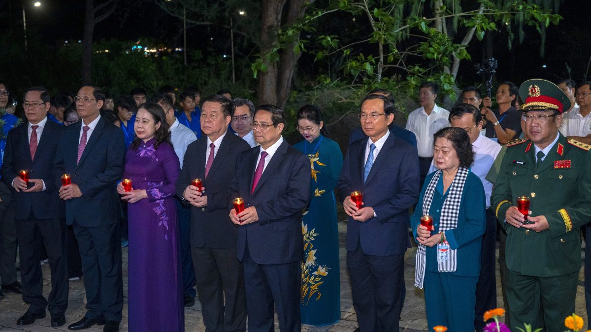Prime Minister Pham Minh Chinh and delegates lit candles to pay tribute to the heroic martyrs at Hang Duong cemetery, Con Dao district. Photo: Manh Thang
