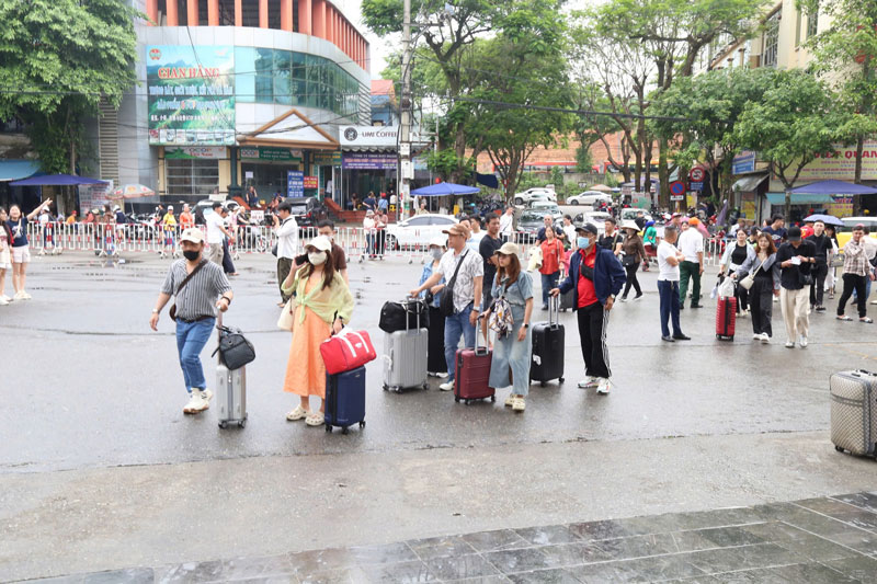 Dip nghi le, dong dao nguoi dan va du khach da xuat canh qua Cua khau Quoc te Lao Cai. Anh: Dinh Dai