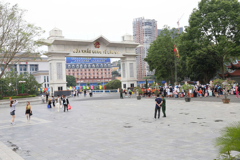 La gente hace filas para entrar y salir de La Cai. Imagen de la ciudad de Ningdao