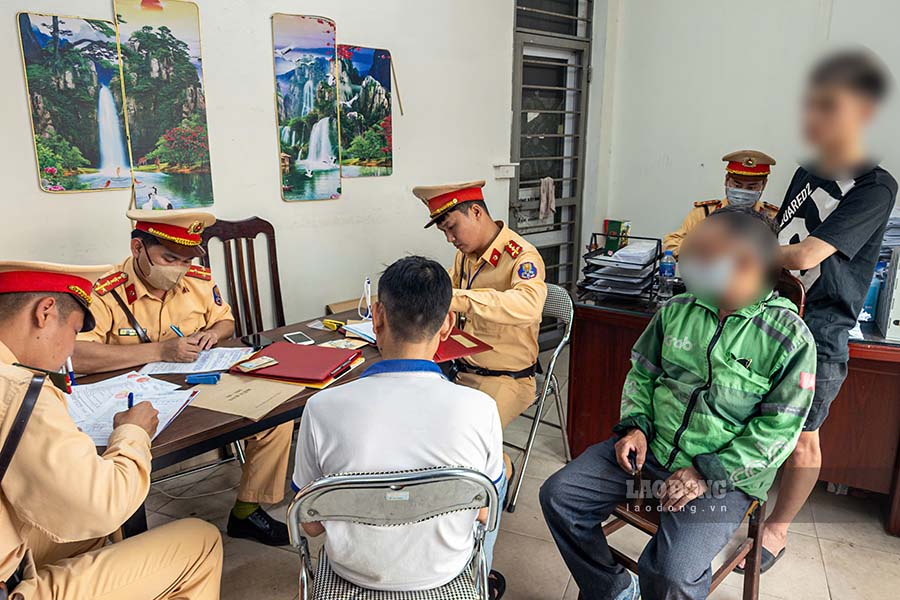 People come to handle fines at the headquarters of Road Traffic Police Team No. 6. Photo: To The