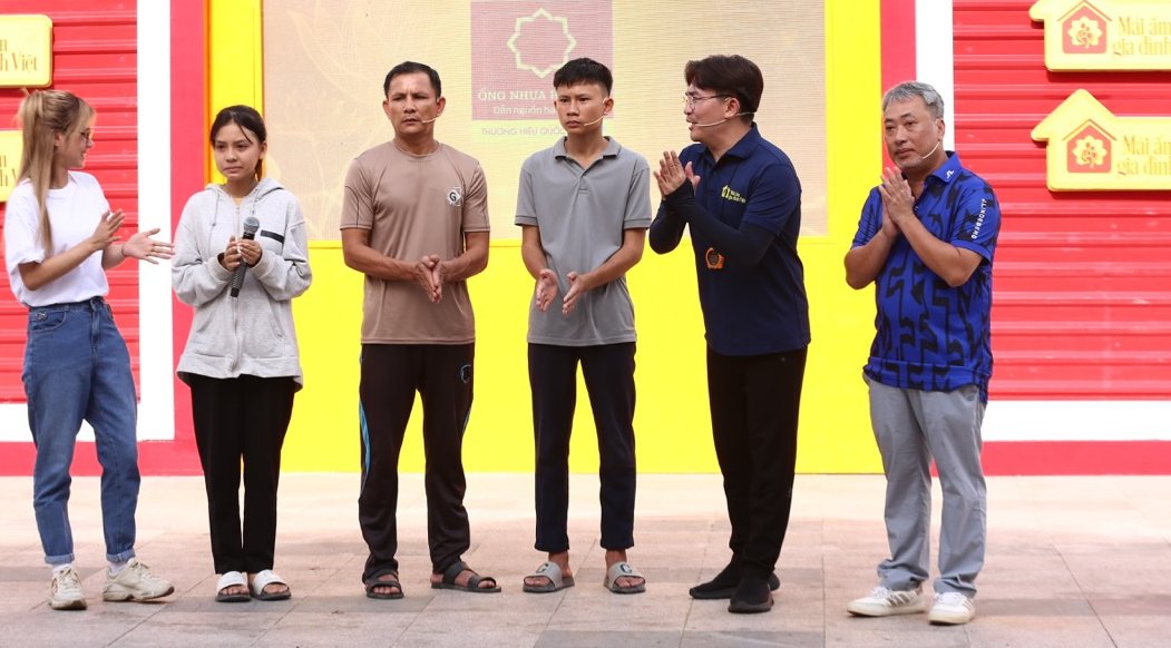 Director Nguyen Quang Dung (far right). Photo: bee provided.