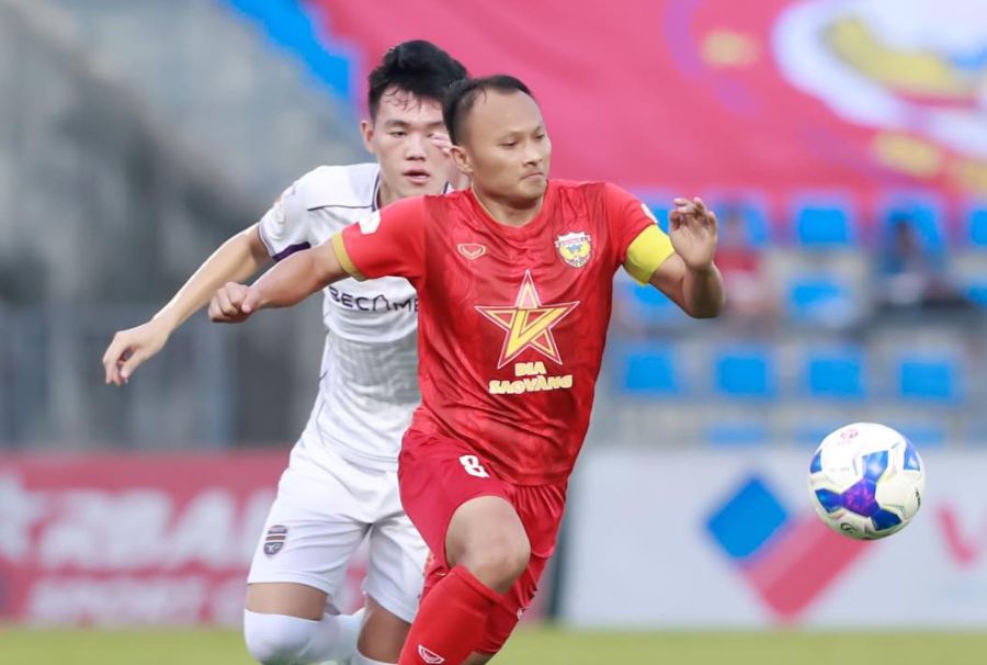 Hong Linh Ha Tinh (red) beat Binh Duong in round 21. Photo: HLHT FC