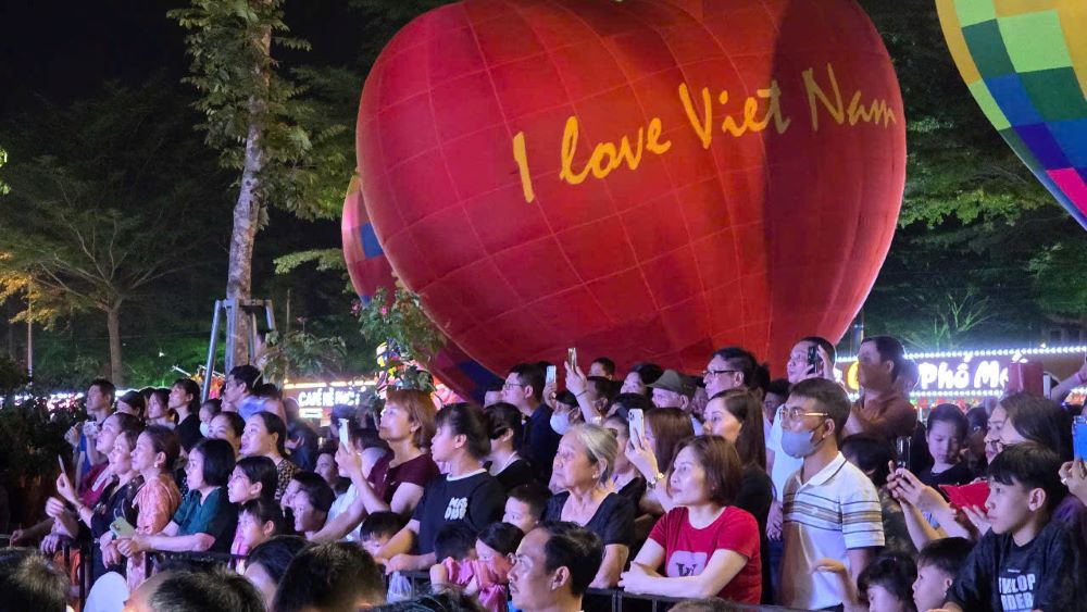 Nguoi dan, du khach cung hoa minh vao man trinh dien bay khinh khi cau trang tri tai cong vien Ky Ba gay sau le khai mac, khai truong