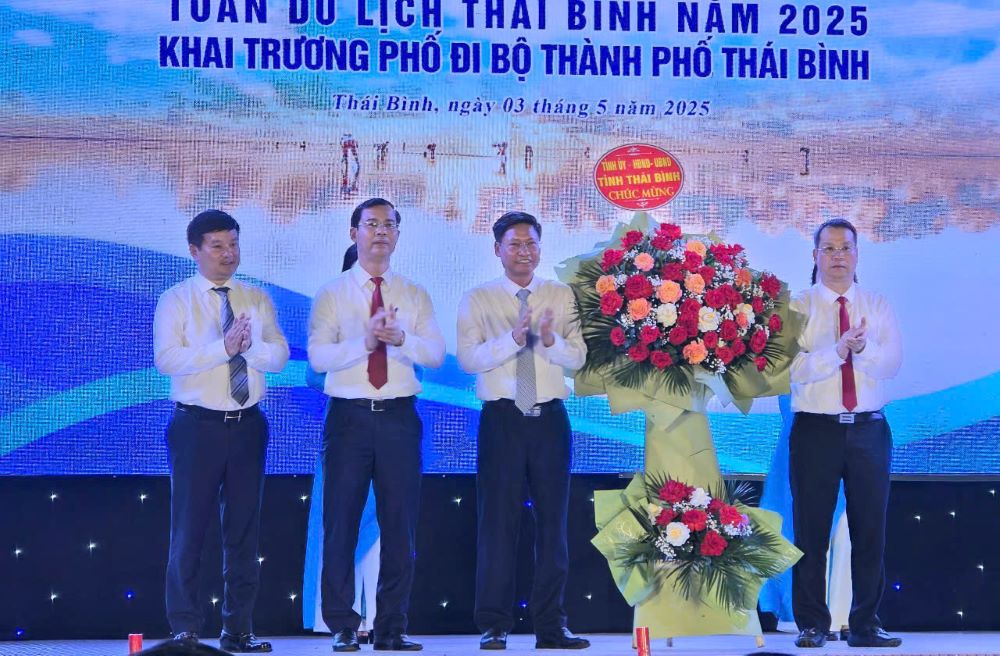Ong Nguyen Manh Hung - Chu tich UBND tinh Thai Binh thay mat Tinh uy - HDND - UBND tinh tang hoa chuc mung ban to chuc. Anh: Nam Hong