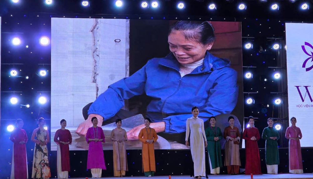 Man trinh dien ao dai gan voi gioi thieu ve nghe det dui truyen thong o xa Nam Cao (huyen Kien Xuong, tinh Thai Binh) trong buoi le. Anh: Nam Hong